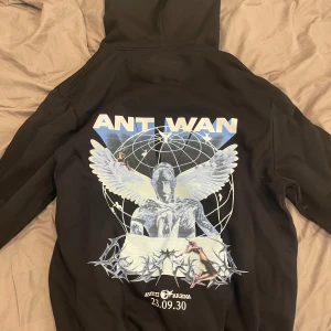 Ant Wan merch  - Ant Wans merch från Avicii Arena konserten. Använd endast en gång. Köpt för 650kr. säljer då jag tog tog fel storlek, synd att slänga. S, funkar som både S/M. Materialet är väldigt skönt och kommer i 100% bra skick. Pris går att diskuteras. Unisex