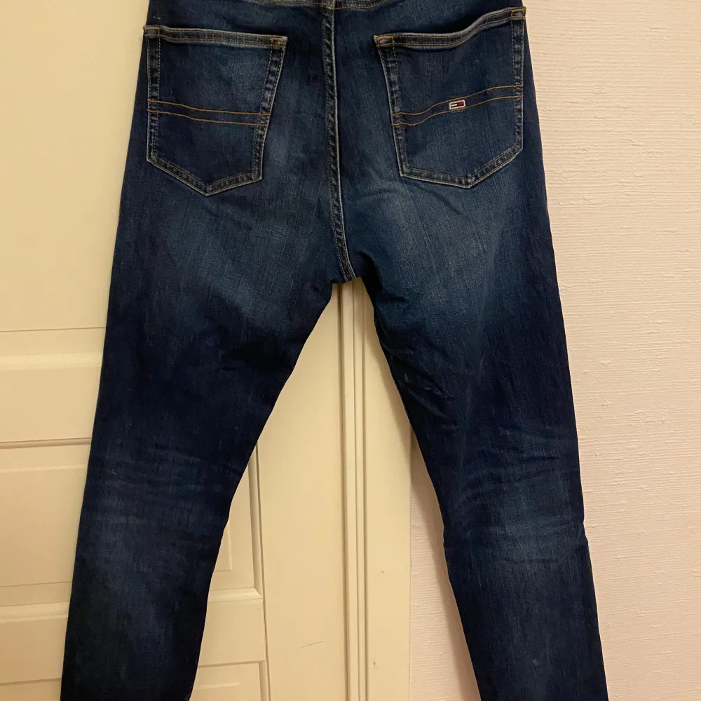 Tommy Jeans modell Ryan ( relaxed straight ). Storlek: 29/32 Nypris var 1299kr nu 240 kr.. Jeans & Byxor.