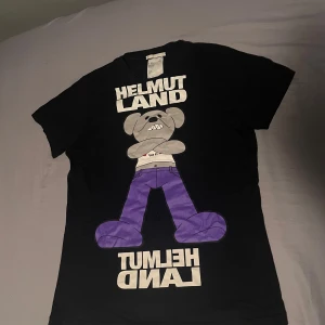 Helmut lang t-shirt  - Snygg t-shirt med tryck på både fram och baksidan. Storlek M, inga defekter finns på tröjan.
