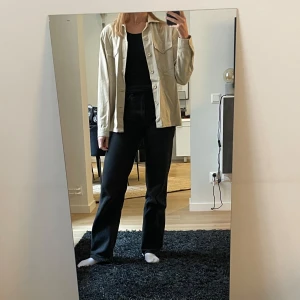 Höstjacka - A DAY’S MARCH - Jättefin höstjacka från A DAYS MARCH i ljus beige färg. Knappt använd så är i fint skick.   Storlek small   100% Bomull 