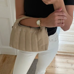 Nunoo väska - Beige nunoo väska. Nypris 1800kr.