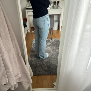 Bootcut jeans - Jätte fina ljusblå bootcut jeans från Gina tricot som är i jätte bra skick nästan aldrig använda! Säljer pga förstora för mig❣️stl 38.