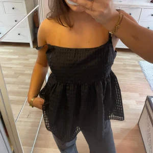 Topp - Svart snygg topp från Zara💞 Strl L men sitter så på mig som vanligtvis bär S/36 i strl🌸