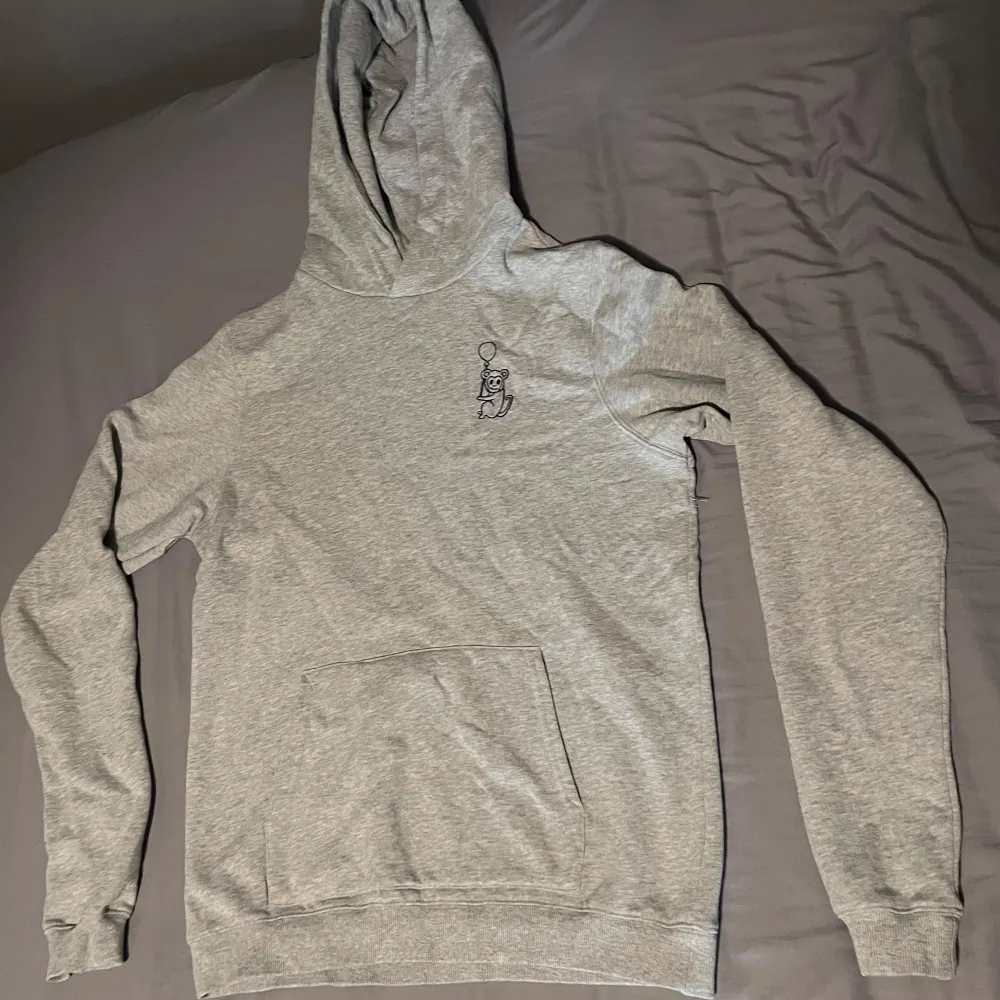 Snygg hoodie ifrån Margaux Dietz. Väldigt fräsch och inga defekter. Storlek S/M. Skick 9/10. Hoodies.