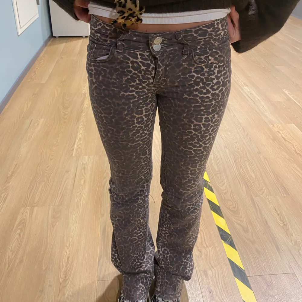 Otroligt eftertraktade lågmidjade utvängda jeans från nelly. Med leopard mönster! Jätte fina och i UTMÄRKT skick!! Slutsålda!!Säljer p.g.a köpt fel storlek och inte kunnat lämna tbx. . Jeans & Byxor.