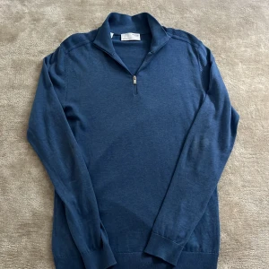 Zip up ljusblå - Skit snygg ljus blå zip up vi ku säljer Tröjan är i bra skick bara använd fåtal gånger. Tröjan är strlk S men sitter mer som M💯😊👍