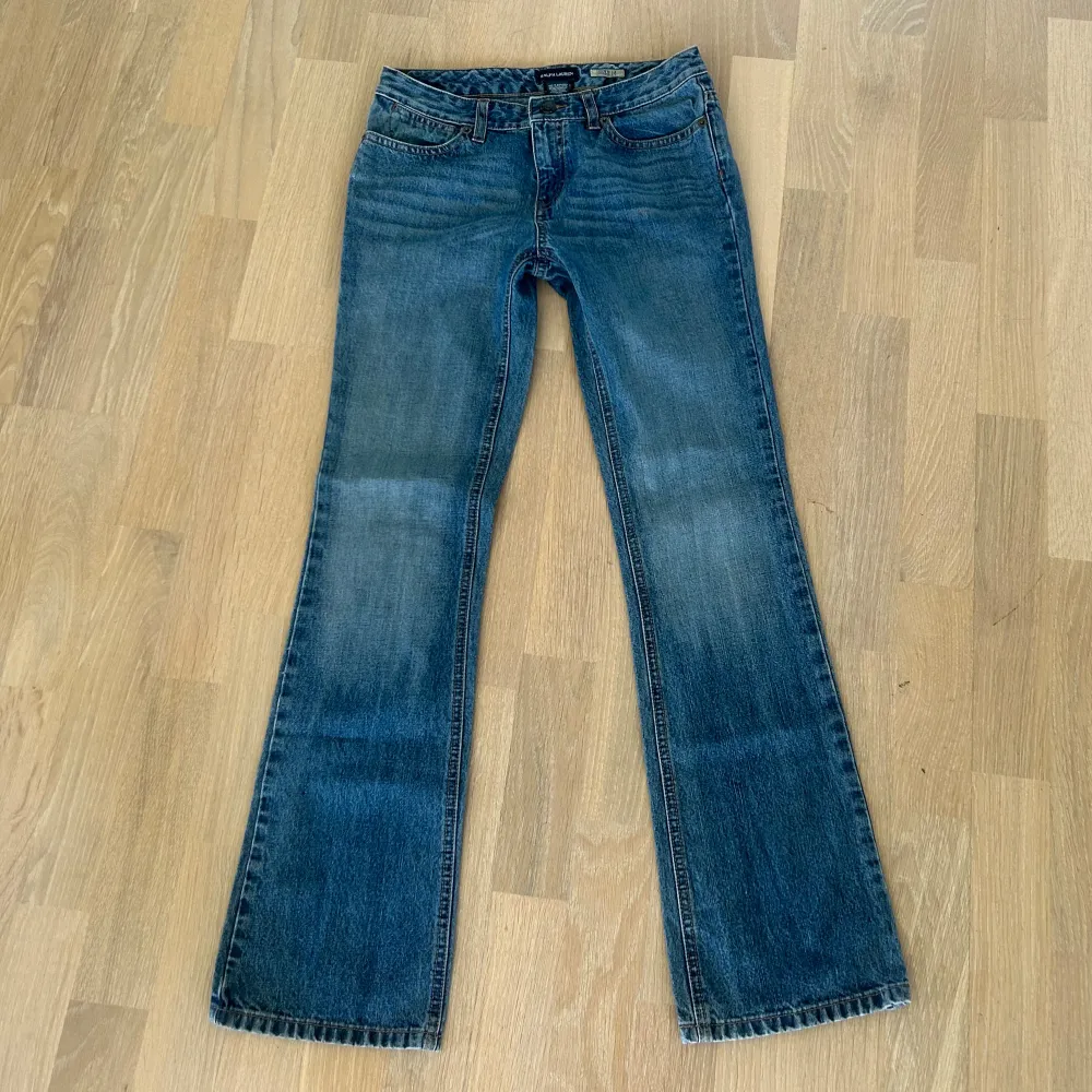 Så snygga Ralph lauren jeans. Storlek: XXS, midjemått: 34x2 cm innerbenslängd: 75 cm. Har inga bilder med jeansen på då de är för små.. Jeans & Byxor.