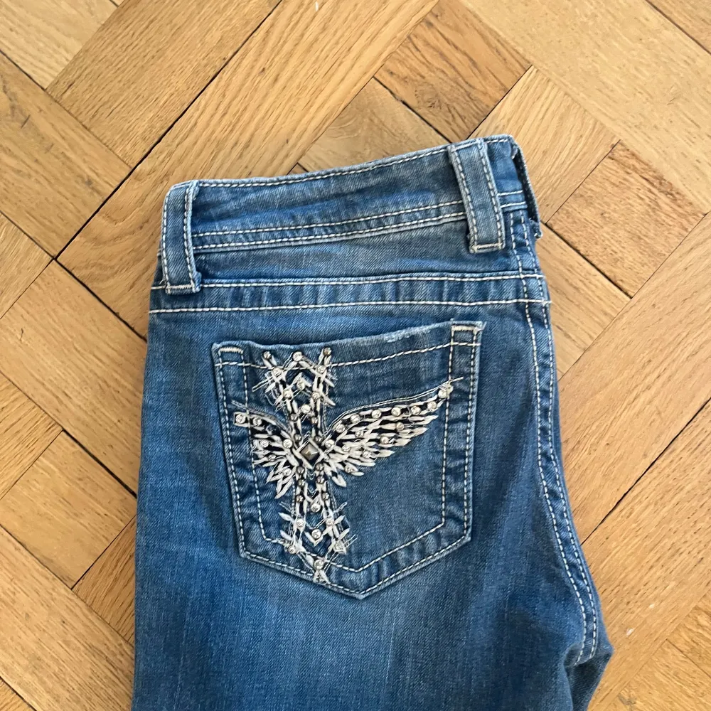 Sjukt snygga bootcut miss me jeans med fin vintagetvätt, så snygg fade på dessa, perfekt för årets höstmode🍁🍂 Storlek: W30 Skriv om ni har några funderingar🤞🙌 Midja: 43cm Innerbenslängd: 84cm. Jeans & Byxor.