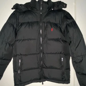 RALPH LAUREN JACKA - Ralph lauren jacka i storlek S   Fint och sparsamt använd  .. Vänligen hör av dig om due intresserad av fler bilder :)