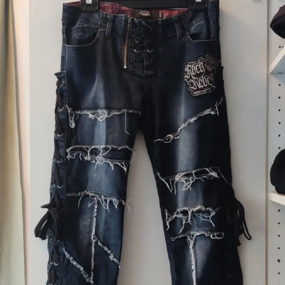 Säljer dessa assnygga jeansen eftersom de tyvärr inte passade. Skulle säga att de är storlek s/m, passar någon som är runt 165-170cm skulle jag säga 💗. Jeans & Byxor.