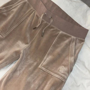 Juicy counture byxa - Classic velour del ray pant, färgen caramel gold hardware, Byxorna har bara varit använda 1 gång!, nypris: 1200kr💗