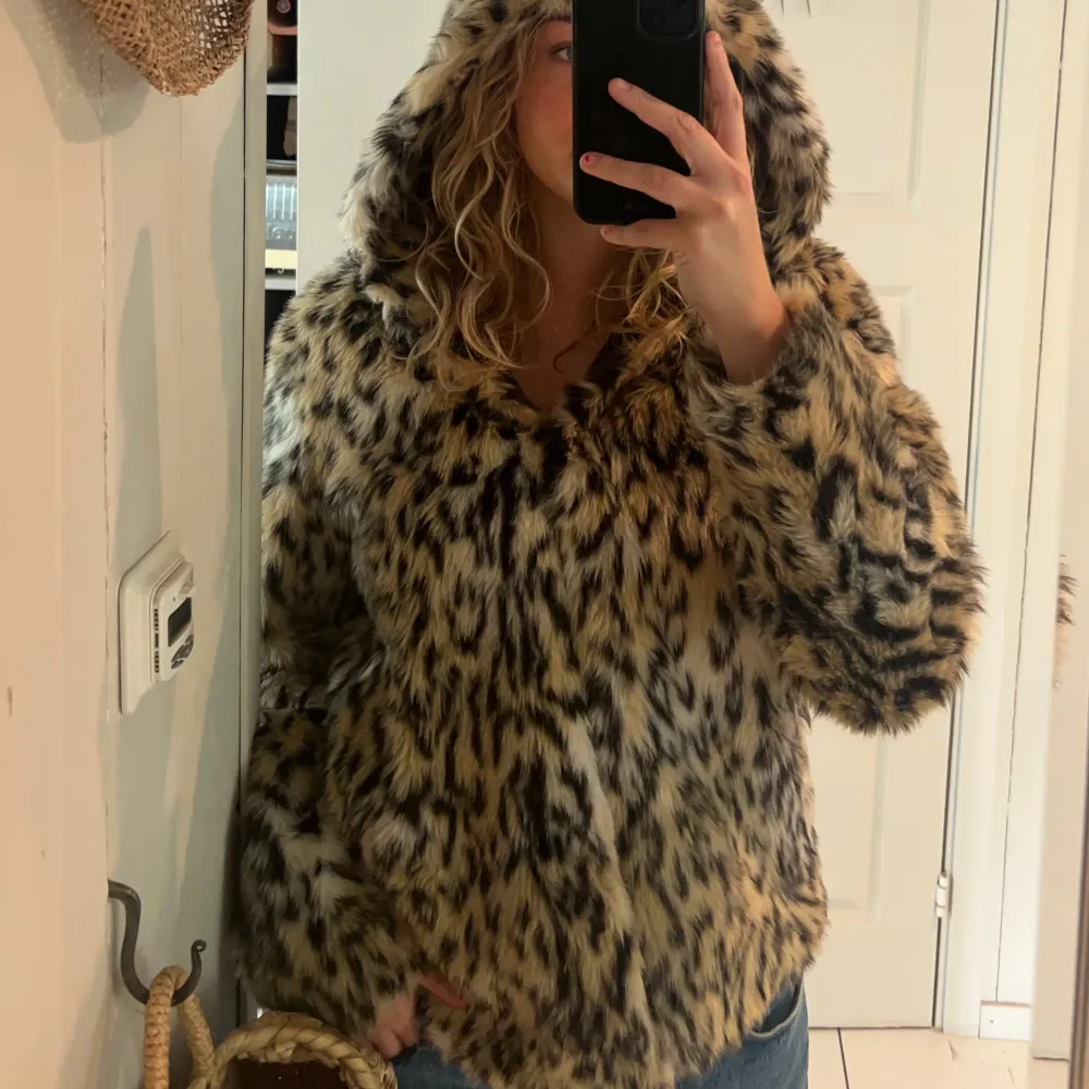 Säljer en supercool leopardmönstrad pälsjacka från H&M. Den är perfekt inför hösten och vintern. Jackan har en luva och långa ärmar. Den är i storlek L men är ganska liten i storlek.🖤🤎🐆🪩. Jackor.