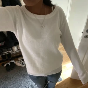 Vila stickad tröja  - Säljer denna populära stickade från vila💕 köpt i vintras och älskad men försiktigt använd! Första bilden är lånad men det är så den sitter på❤️❤️