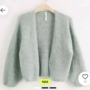 Grön stickad kofta - Säljer en supermysig grön stickad kofta. Den är perfekt för kyliga dagar och har en avslappnad passform. Koftan är långärmad och har en öppen design utan knappar. Den är köpt på Plick men säljer för den var för liten tyvärr!