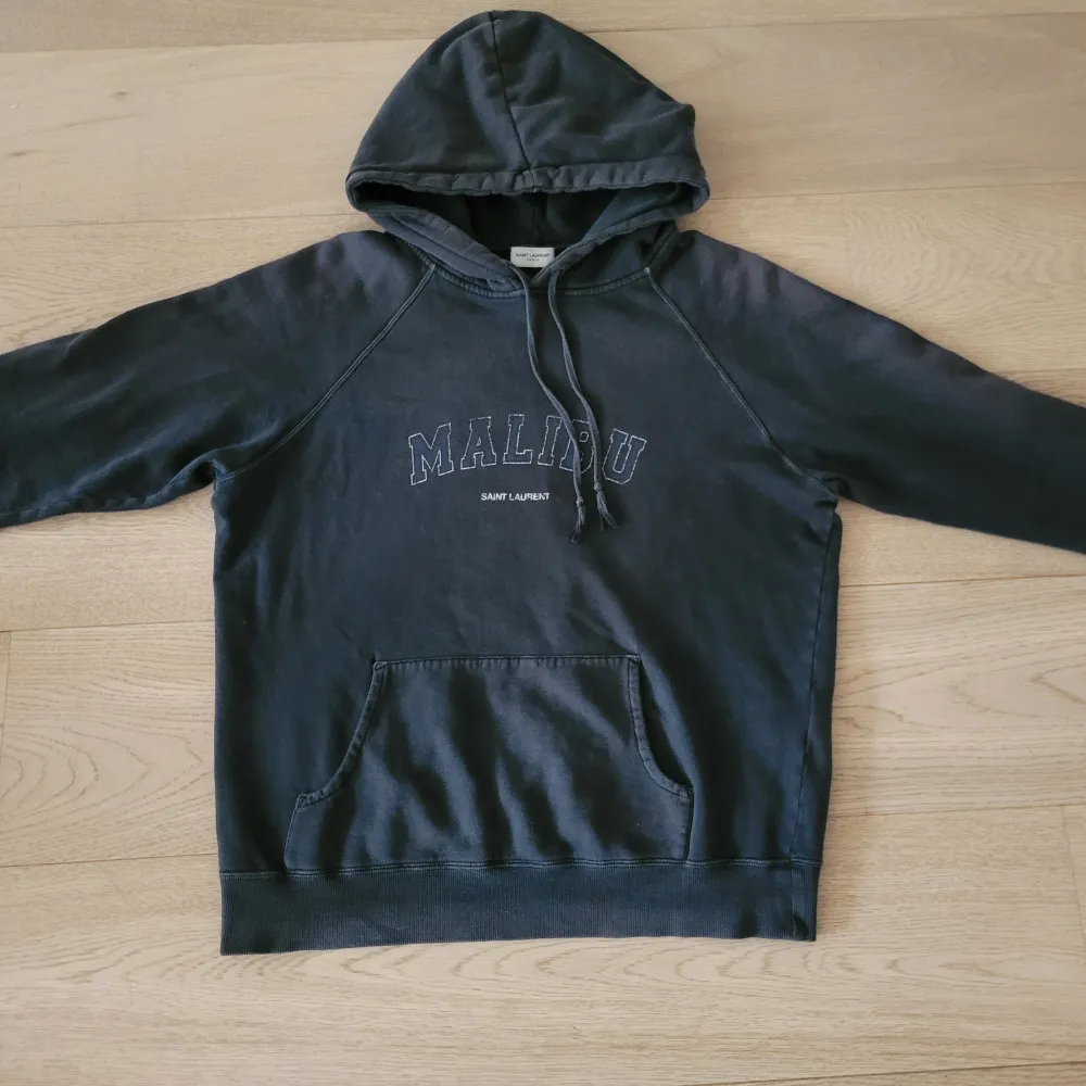 Extremt fet SLP hoodie! Cool sliten grå färg. Cond 7/10. Storlek M, modellen är 188, passar mindre.. Hoodies.