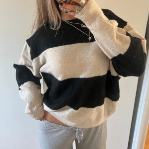 Randig stickadtröja - Storlek M, jättemjuk🤎🤎🧸