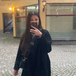 Svart kappa  - Kommit till bra användning därför är det nopprigt på flera ställen. Pris kan diskuteras