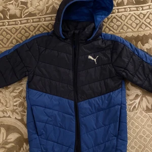 Puma jacka - Blå härlig vår och höst jacka från puma den är använd på ett fint sätt och har inga proplem utan att den är lite nopprigg i armarna