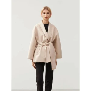 Kappa - Kort kappa från stylein, nypris 4999kr säljer för 2000kr🤍