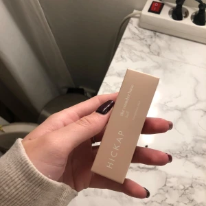 Hickap, the wonder base stick  - Nytt foundation-stick från Hickap i färgen 3W buff, endast provad på min handflata men insåg att färger inte passar. Köpt idag! (Nypris 260kr) 