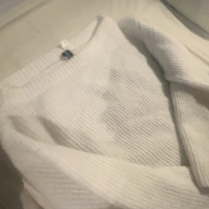 Stickad tröja  - Jätte bra skick , vit , stickad tröja , från hm , hostig 