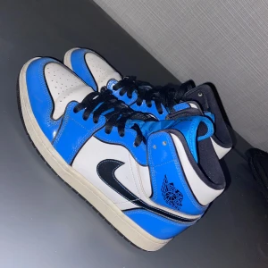 Jordan 1s blue shiny - Jag vill sälja mina skor för att dom är för små köpte i fel storlek. Dom han inga skador som man kan se dom är i storlek 42 dom är riktiga, och dom är riktigt feta vinter dojor🥶🔥