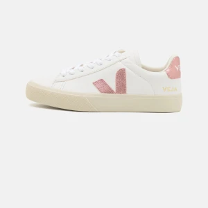 veja skor - slutsålda veja skor köptes i våras men knappast använda då jag hade ett par andra!! ända defekten är på baksidan där ”veja” har försvunnit! nypris 1550