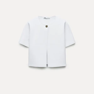 Zara topp  - Säljer en helt oanvänd kofta med gulddetalj från Zara i ny skick! 