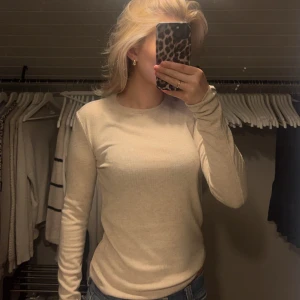Beige tröja  - En jätte fin typ ribbad tröja från mango,slt xs 