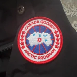Canada Goose Jacka - Säljer min Canada Goose jacka då jag är sugen på nytt inköp av vinterjacka. Den är i bra skick 7/10 färg svart.) Storlek Medium  perfekt nu till hösten/vintern 🍂 pris 1500kr Fraktar över hela Sverige (Spårbar PostNord) 