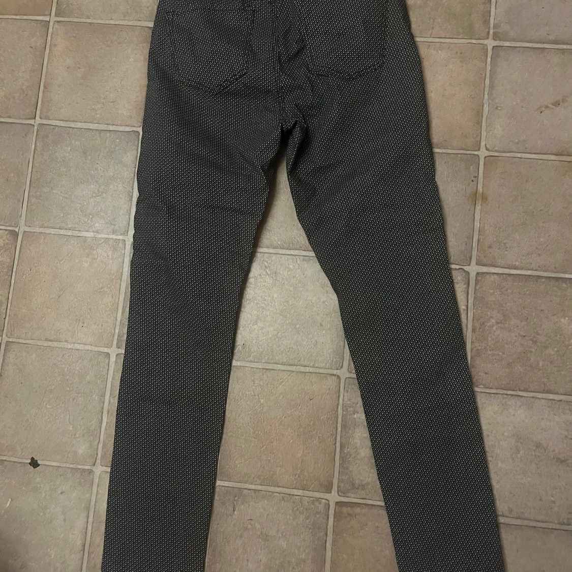 Mönstrade byxor i svart och vitt - 91