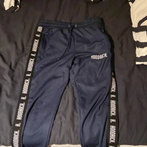 Hoodrich mjukisbyxor - Hej! Säljer ett par Hoodrich byxor i storlek M, skicket är 8/10. Priset är ej hugget i sten. Färgen på byxorna är väldigt mörkblå