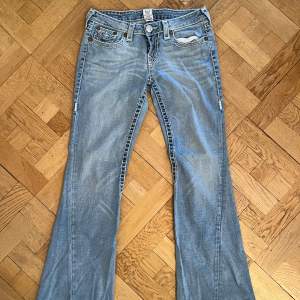 True religion bootcut jeans i riktigt snygg vintage fade. Fin ljusblå färg som funkar perfekt till hösten🍂🍁🩵  Midja: 41cm Innerbenslängd: 80cm