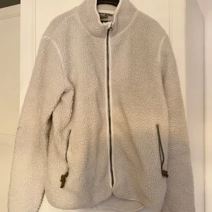 vit teddy jacka  - jättesöt vit teddy jacka / teddy fleece tröja med dragkedja! storlek L men skulle säga M ungefär ⭐️❣️