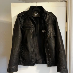 Läderjacka  - Snygg läderjacka i storlek L Vet inte vad det är för märke.