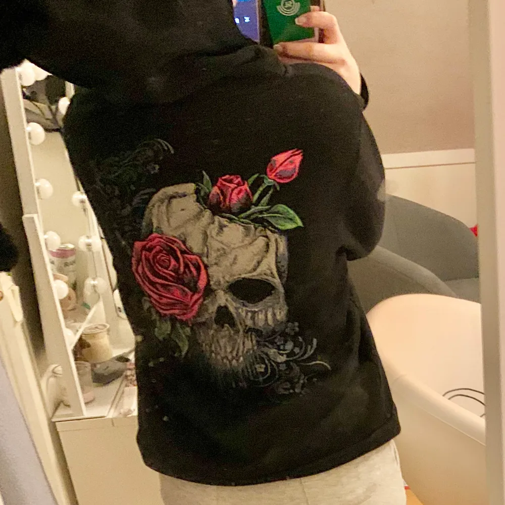 Ascool zip up hoodie från köpt för runt 600-800kr💓storlek XXL men tog de för den skulle vara oversized då den är ganska liten i storlek, sitter mer som M❤️ Väldigt bra skick (lite färg har lossnat på dragkedjan se bild 5 annars väldigt bra)❤️. Hoodies.