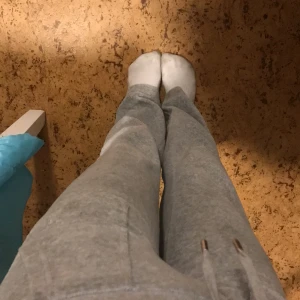 Juciy byxor gråa - Hellt nya juciy byxor de finns koftan ochså vill byta mot röda eller säljer jag byxorna för 600 med tröjan 700