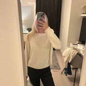 Vit stickad tröja  - Vit stickad, väldigt lätt och i bra skick. Den är i storlek L men passar mig som är 162cm. 