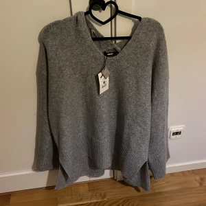 Stickad grå tröja  - Säljer denna helt nya stickade grå tröjan från Bik Bok då den var för stor för mig. 