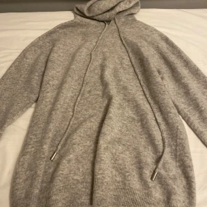 Merinoull hoodie grå  - Storlek s skulle passa någon som är runt 170-178 perfekt 