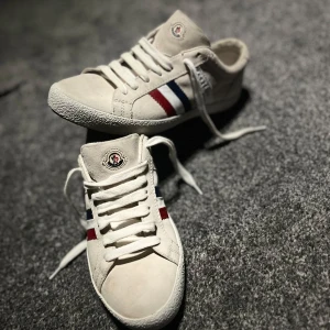 Moncler skor - Säljer nu dessa riktigt fräscha moncler skor, som nya riktigt bra skick 9/10. Skicka iväg ett sms vid frågor!