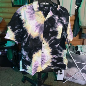 Tie-dye skjorta  - Färglad lite oversized skjorta från hm