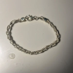 silver armband - säljer ett jättefint silverarmband från guldfynd riktigt silver, 19 cm långt 
