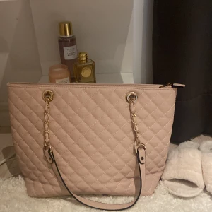 Rosa väska💕 - En rosa väska i mycket fint skick. Helt ren inuti eftersom den används extremt fåtal gånger. Måtten är ca 40 • 30 cm, och banden är perfekta att ha över axeln💞den har dessvärre inget speciellt märke. 