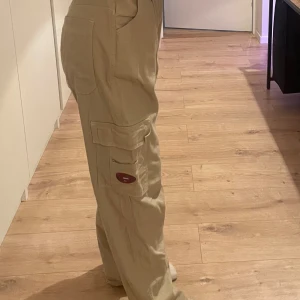 Cargo byxor - Cargo byxor i mycket bra skick!💞