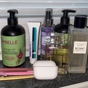 SKÄNKER/GRATIS - Skänker lite saker, ända kravet: vara under 18 & ha det lite tuffare ekonomiskt. Vissa saker är öppnade vissa är oöppnade ❤️. Schampo & balsam. Örhängen. Rakhyvel. Airpods skal. Parfym. Basiron(stark acne salva) använd ej om du ej har GROV acne. 