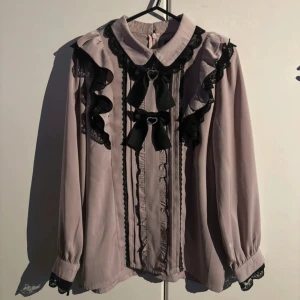 Rojita jirai Kei blus - Jirai kei Blus från det japanska märket Rojita! I nyskick (skrynklig efter förvaring). Säljer då den skär sig med mitt hår för mycket :(   One size, byst 96 cm, rosa/lila i färgen 