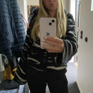 Teddyjacka - Populär teddyjacka från hm i pile, funderar på att sälja så skriv gärna prisförslag om ni är intresserade av att köpa!💗💗