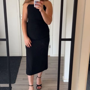 Svart klänning  - Använd 1 gång, storlek 40