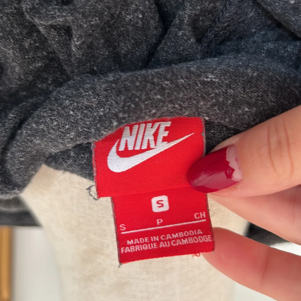 Träningströja från Nike, tunnt och luftigt tyg. Storlek S . Sportswear.